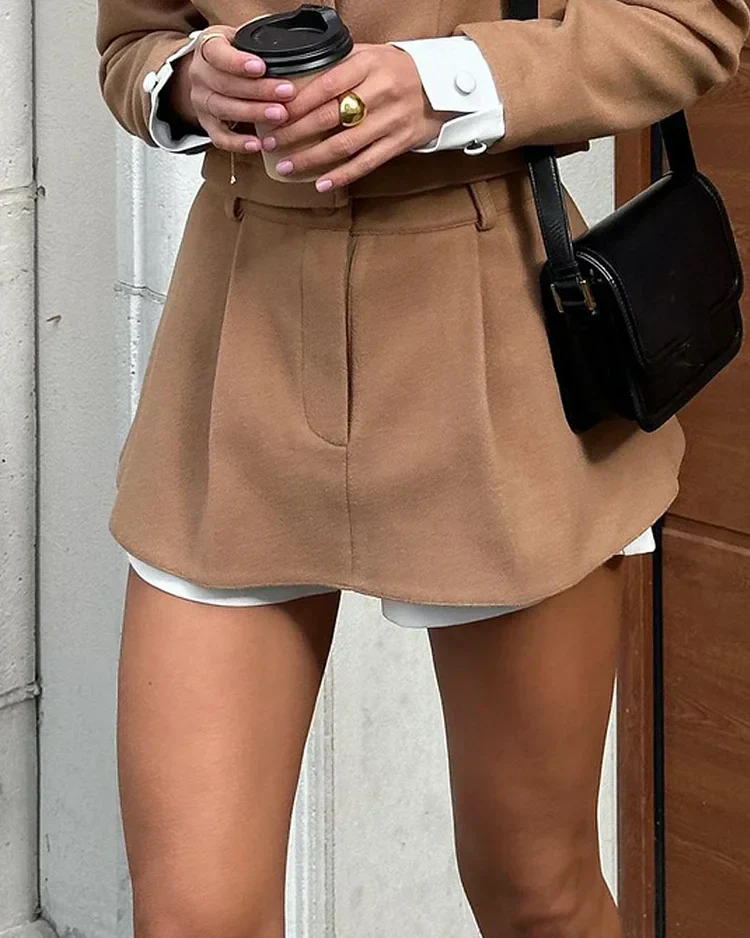 Dos piezas formadas por una minichamarra larga abotonada y un pantalón corto de color liso - Image 3